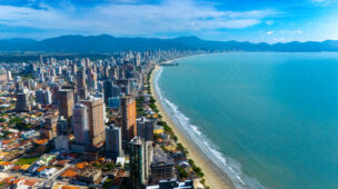 Vista da praia do Perequê, em Porto Belo